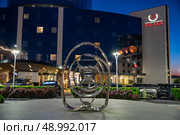 Гостиница "Амакс" и стилизованный зубр. Город Рязань. Редакционное фото, фотограф Владимир Макеев / Фотобанк Лори