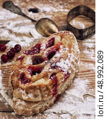 puff pastry with cranberry jam and old-fashioned bakeware. Стоковое фото, агентство Ingram Publishing / Фотобанк Лори