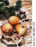 sponge cake and Christmas characters to the new year holiday. Стоковое фото, агентство Ingram Publishing / Фотобанк Лори