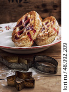 puff pastry with cranberry jam and old-fashioned bakeware. Стоковое фото, агентство Ingram Publishing / Фотобанк Лори