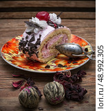 chopped baked dessert on the background of the tea infuser. baked dessert . Стоковое фото, агентство Ingram Publishing / Фотобанк Лори