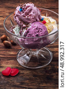 fruit ice cream in  bowl.The image is tinted in vintage style.Shallow DOF. fruit ice cream in  bowl. Стоковое фото, агентство Ingram Publishing / Фотобанк Лори
