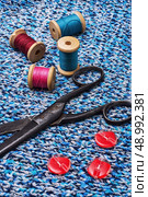 old scissors and thread and buttons . Стоковое фото, агентство Ingram Publishing / Фотобанк Лори