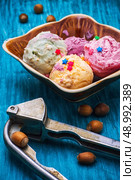 bowl of ice cream on the background of origonally for hazelnut. ice cream in  bowl . Стоковое фото, агентство Ingram Publishing / Фотобанк Лори