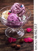 fruit ice cream in  bowl.The image is tinted in vintage style.Shallow DOF. fruit ice cream in  bowl. Стоковое фото, агентство Ingram Publishing / Фотобанк Лори