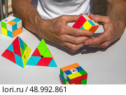Крупным планом руки участника соревнований скоростное решение головоломки кубик Рубика в городе Москве, Россия. Редакционное фото, фотограф Николай Винокуров / Фотобанк Лори