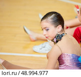 kid girl rhythmic gymnastics on wooden deck profile. Стоковое фото, агентство Ingram Publishing / Фотобанк Лори