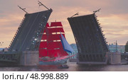 Saint-Petersburg, Russia - Jun 23 2022, 4k, rehearsal of the Scarlet Sails holiday, the passage of the ship through the divorced Palace Bridge, Neva river, Saint-Petersburg, Russia. Редакционное видео, видеограф Сергей Богомяко / Фотобанк Лори