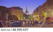 Saint-Petersburg, Russia - Jun 23 2022, 4k, crowd of tourists walk in the center of St. Petersburg on white nights overlooking the Admiralty, Saint-Petersburg, Russia. Редакционное видео, видеограф Сергей Богомяко / Фотобанк Лори