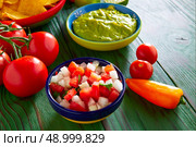 Mexican food nachos guacamole pico de gallo and chili peppers sauces. Стоковое фото, агентство Ingram Publishing / Фотобанк Лори