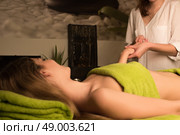 Young woman having a hands massage at the spa. Стоковое фото, агентство Ingram Publishing / Фотобанк Лори