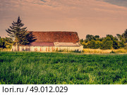 Old abandoned barn in the countryside. Стоковое фото, агентство Ingram Publishing / Фотобанк Лори