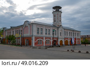 Художественная галерея художника Ивана Крамского (бывшее здание пожарной части) облачным майским утром. Острогожск, Воронежская область. Редакционное фото, фотограф Виктор Карасев / Фотобанк Лори