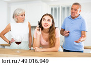 Daughter and parents using phone. Стоковое фото, фотограф Яков Филимонов / Фотобанк Лори