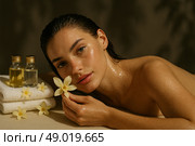 Сияющая кожа: уход за собой, масла, релаксация и красота с цветами. Стоковое AI-изображение, AI-художник Оксана Хорватич / Фотобанк Лори