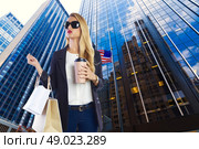 Blond girl shopaholic in Manhattan New York Americas Avenue Photomount. Стоковое фото, агентство Ingram Publishing / Фотобанк Лори