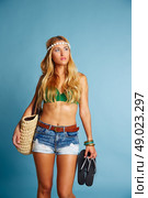 Blond sexy tourist girl with short jeans and basket bag and flip flop shoes going beach. Стоковое фото, агентство Ingram Publishing / Фотобанк Лори