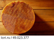 Manchego cheese from Spain in wooden table texture detail. Стоковое фото, агентство Ingram Publishing / Фотобанк Лори