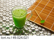 Matcha green tea from Japan on modern stainless steel background. Стоковое фото, агентство Ingram Publishing / Фотобанк Лори