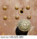  door knocker and brown rusty wood. Стоковое фото, агентство Ingram Publishing / Фотобанк Лори