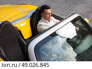 Man driving sport car. Стоковое фото, агентство Ingram Publishing / Фотобанк Лори