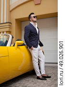 Stylish man posing with convertible sportcar. Стоковое фото, агентство Ingram Publishing / Фотобанк Лори