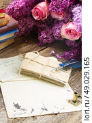 feather pen . old postage with fresh  flowers  and blue  feather pen. Стоковое фото, агентство Ingram Publishing / Фотобанк Лори