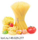 Spaghetti, tonarelli and  tagliatelle  pasta with raw tomatoes and egg on white background. Стоковое фото, агентство Ingram Publishing / Фотобанк Лори