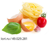 Tonarelli and  tagliatelle raw pasta. Tagliatelle raw pasta with egg and tomato isolated on white background. Стоковое фото, агентство Ingram Publishing / Фотобанк Лори