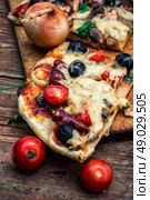 hunk of delicious meat pizza . Стоковое фото, агентство Ingram Publishing / Фотобанк Лори