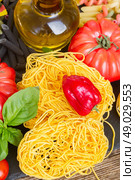 Tonarelli  raw pasta with  pepper, tomato and olive oil. Стоковое фото, агентство Ingram Publishing / Фотобанк Лори