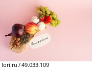 Продукты, содержащие в своем составе много полифенолов. Виноград, лук, чеснок, шоколад, чай и надпись "полифенолы" крупным планом на светлом фоне. Стоковое фото, фотограф Лозовая Людмила / Фотобанк Лори