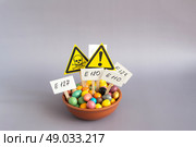 Чашка с различными пищевыми добавками и предупреждающие надписи крупным планом на светлом фоне. Стоковое фото, фотограф Лозовая Людмила / Фотобанк Лори
