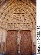 Cathedral of Leon door gothic arch in Castilla at Spain. Стоковое фото, агентство Ingram Publishing / Фотобанк Лори