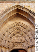 Cathedral of Leon door gothic arch in Castilla at Spain. Стоковое фото, агентство Ingram Publishing / Фотобанк Лори