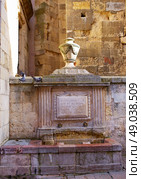 Leon Carlos IV fountain beside Plaza Mayor at Castilla Spain. Стоковое фото, агентство Ingram Publishing / Фотобанк Лори