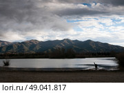 Dog silhouetted against a mountain lake. Стоковое фото, агентство Ingram Publishing / Фотобанк Лори