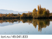 Mountains and autumnal colour reflected in water. Стоковое фото, агентство Ingram Publishing / Фотобанк Лори