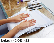 woman hands with nails before treatment on white towel in salon. Стоковое фото, агентство Ingram Publishing / Фотобанк Лори