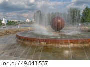Фонтан "Шар" на Октябрьской площади в Екатеринбурге. Редакционное фото, фотограф Елена Кочкина / Фотобанк Лори