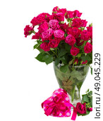 bunch  of fresh mauve roses in glass vase  with heart gift box isolated on white background. Стоковое фото, агентство Ingram Publishing / Фотобанк Лори
