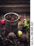 A variety of types of tea. Tea strainer on wooden background strewn with several types of tea infuser. Стоковое фото, агентство Ingram Publishing / Фотобанк Лори