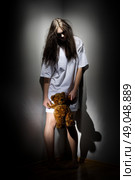 Young zombie girl with teddy bear. Стоковое фото, агентство Ingram Publishing / Фотобанк Лори
