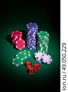 Chips and dices on green table. Стоковое фото, агентство Ingram Publishing / Фотобанк Лори