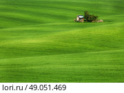 Green field waves with hut, South Moravia, Czech Republic. Стоковое фото, агентство Ingram Publishing / Фотобанк Лори