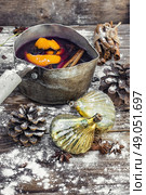 Mulled wine in the old pot. Brewed mulled wine with spices in a stylish pot and Christmas decorations. Стоковое фото, агентство Ingram Publishing / Фотобанк Лори
