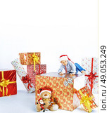 Little cute boy sitting on the Christmas gift. Стоковое фото, агентство Ingram Publishing / Фотобанк Лори
