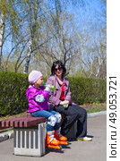 Little girl with her mother at park. Стоковое фото, агентство Ingram Publishing / Фотобанк Лори