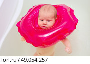 Baby bathes in a bath with a rubber ring. Стоковое фото, агентство Ingram Publishing / Фотобанк Лори