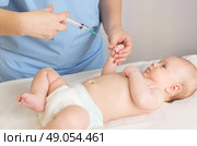 Doctor doing inoculation to little baby. Стоковое фото, агентство Ingram Publishing / Фотобанк Лори
